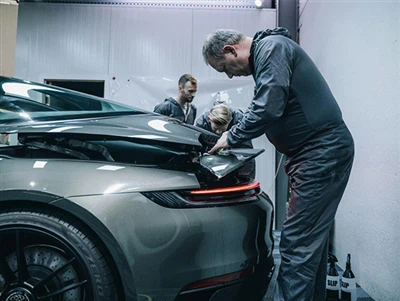 De ce să alegeți folie de protecție pentru vopsea în loc de ceară pentru mașini?